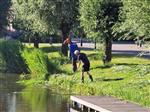 Opruimactie zwerfafval aan waterkant in Fijnaart